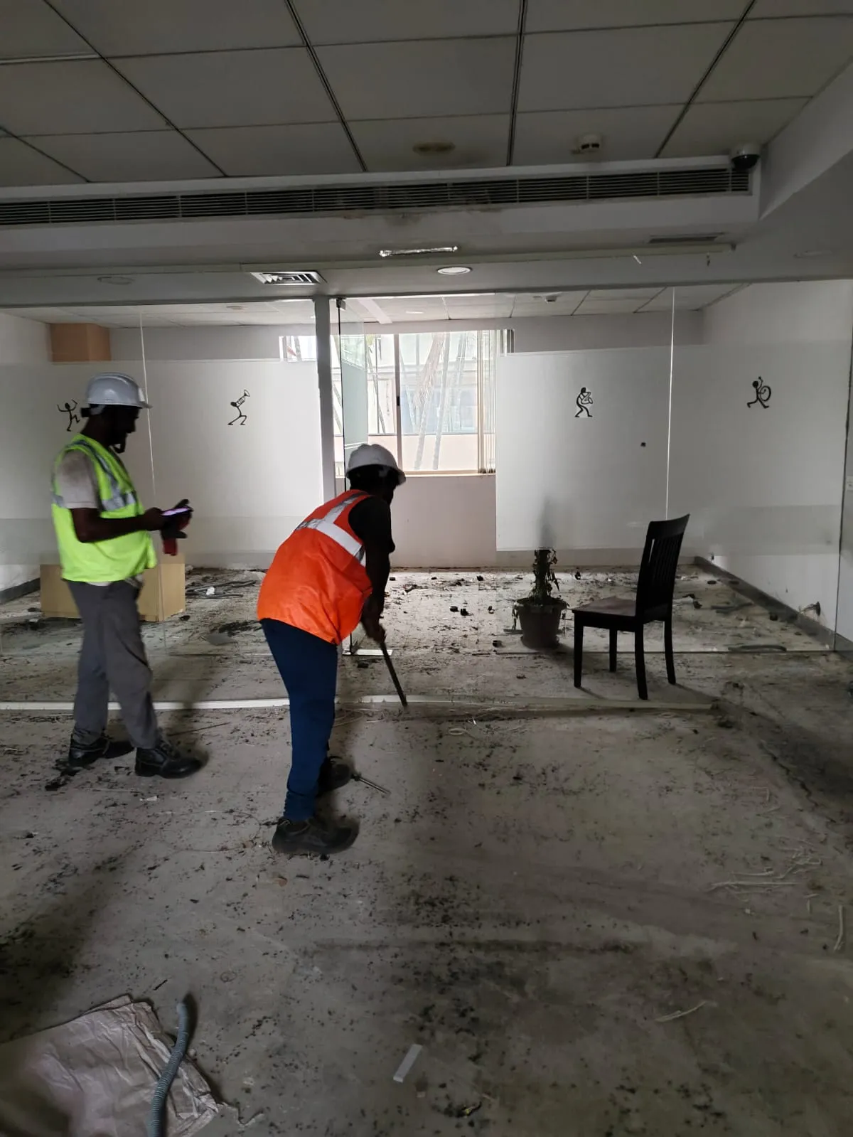Full Floor Strip Out | Corporate Office Dismantling Koramangala Technicians using lifting gear to clear dense seating structures for a corporate office dismantling Koramangala assignment.