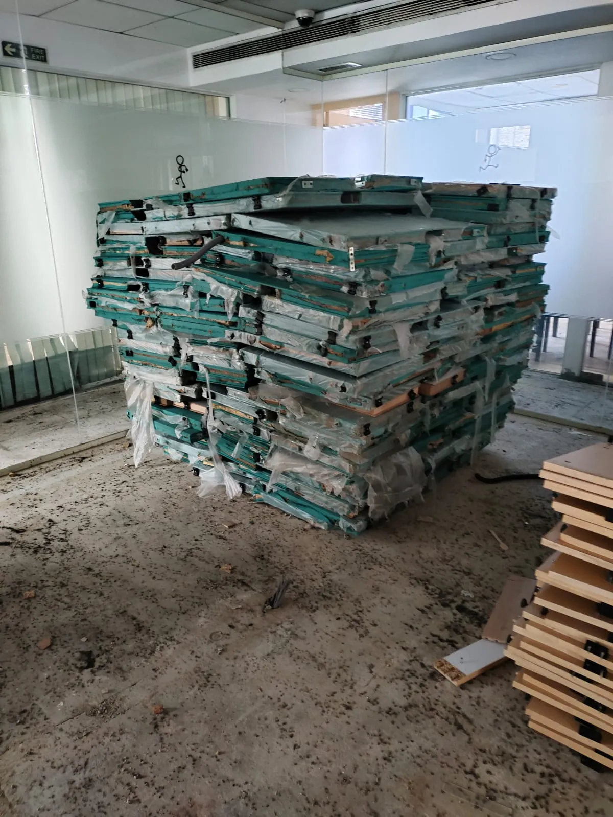 Linear Bench Group Extraction | Workstation Removal Koramangala Empty startup team desk benches categorized before a comprehensive workstation removal Koramangala project.